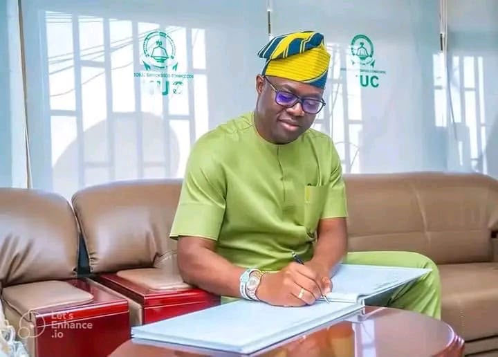 Governor Seyi Makinde just made a life-changing leap for the cleaners at the LAUTECH Teaching Hospital, Ogbomoso. That is more than a salary review, that is restoring human dignity and rewarding honest labour.